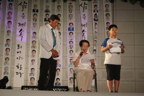 히로시마 원폭투하일을 하루 앞둔 5일 저녁, 희생자를 기리는 추모문화제에서 원폭피해자 1세와 2,3세가 한 무대에 올라 원폭피해자와 후손들의 삶에 대하여 시 이야기를 낭독. 