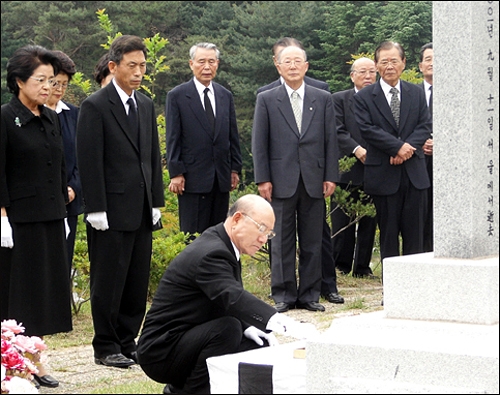 대전국립현충원 장군묘역에서 장인인 이규동 장군 묘소와 유학성 전 의원의 묘소를 참배하고 있는 전두환 전 대통령 내외. (2005년)