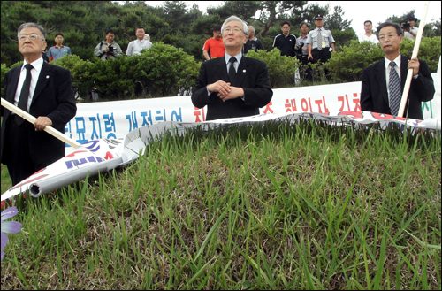대전현충원 김창룡 묘 앞에서 이장을 요구하는 시위를 벌이고 있는 시민단체 회원들(2007년) 