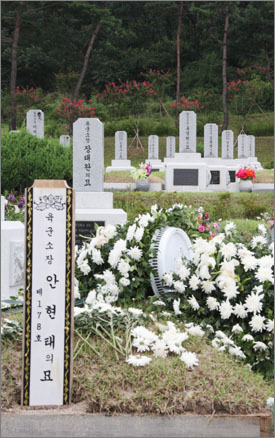 국립 대전현충원 제2장군 묘역에 안장되어 있는 안현태의 묘. 그 바로 뒤로 '장태완' 장군의 묘가 보이고 있다.