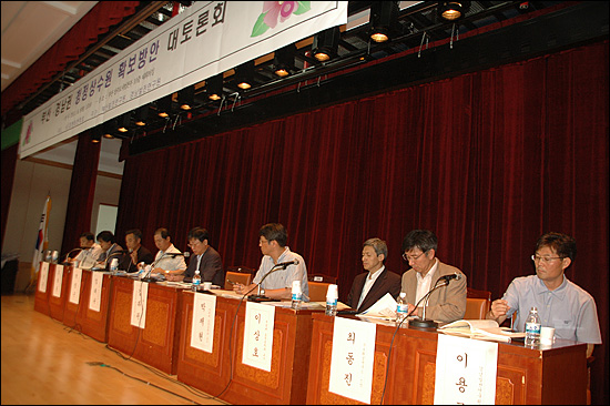  대한하천학회와 부산발전연구원, 경남발전연구원이 마련한 '남강댐 물의 부산권 공급'과 관련한 문제를 다루는 토론회가 8일 오후 부산광역시 상수도사업본부 대강당에서 열렸다.