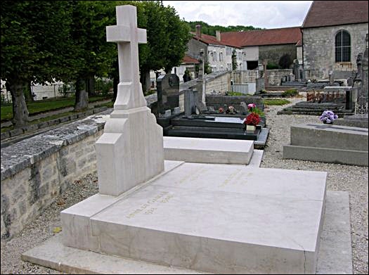 가족장으로 치른 후 고향마을 공동묘지에 마련된 드골의 묘소. 주변의 다른 묘소와 아무런 차이도 없고 묘석엔 이름과 생몰연도만 적혀 있다.