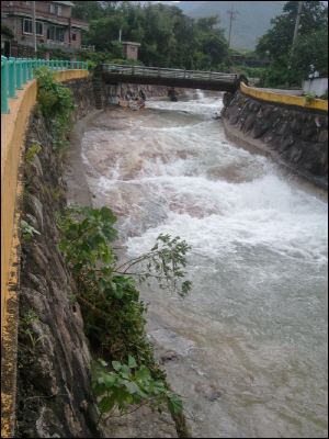 8월 7일 폭우로 저 다리 밑까지 물이 차올라 계곡 옆 주민들이 대피를 하는 소동이 일어났다(물이 빠진 구례 간전면 수평리 개울)