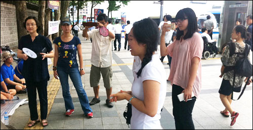 김보라씨가 희망단식을 하는 노회찬, 심상정 진보신당 전 대표를 응원하기 위해 10일 '밀양 아리랑'을 부르고 있는 모습. 