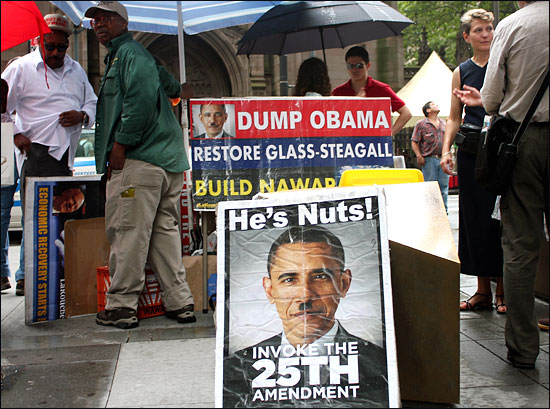 9일(현지 시각) 미 뉴욕 월스트리트 뉴욕증권거래소 앞에 등장한 오바마 대통령 사진에는 히틀러처럼 콧수염을 그려넣고 '멍청이(Nuts)'라고 표현했다.