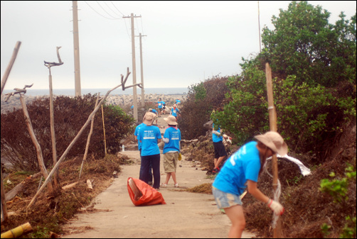 한대련 강정마을 사수단 학생들이 태풍이 지나간 뒤 강정마을 해안에서 쓰레기를 치우는 봉사활동을 펼치고 있다. 