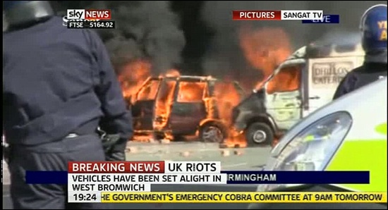 영국 폭동 소식을 속보로 전하는 <스카이 뉴스> 화면