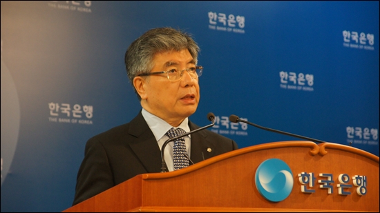 김중수 한국은행 총재가 11일 오전 한국은행 기자실에서 이날 금융통화위원회에서 기준 금리를 3.25%로 동결하기로 결정한 배경을 설명하고 있다. 