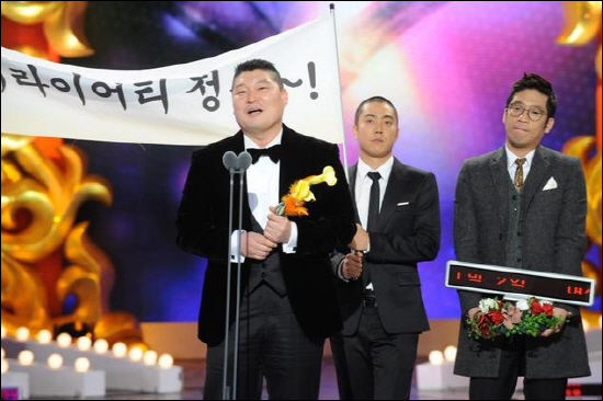  KBS <1박 2일>을 '국민 예능'의 자리에 올려 놓고 연예대상을 단골 수상했던 강호동이 최근 하차를 결정했다