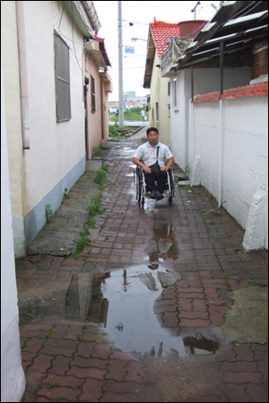 지체장애인인 김씨는 휠체어에 의지하고 있는 불편한 몸인데도 불구하고 금 세공에 대한 열정은  그 누구에 뒤지지 않는다.