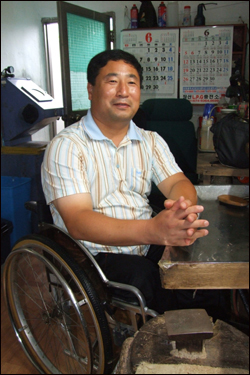 충남 장애인기능대회 귀금속분야에서 무려 8번의 우승을 차지한 김철성씨. 김씨는 자신의 작업장에서 홀로 대회를 준비하는 등 열악한 환경속에서도 우승을 일궈냈다.