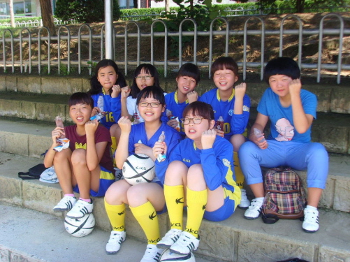 그녀들이 지도하는 소녀축구단이다. 16개 도시 대항 소녀축구대회에서 4위라는 쾌거를 일구어내었다.  그녀들이 지도한 소녀들이다.