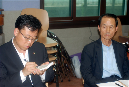 한나라당 김장수 의원(오른쪽)과 김동성 의원(왼쪽)이 강정마을을 방문해 주민들의 의견을 듣고 있다. 한나라당 의원들이 해군기지와 관련하여 강정마을을 방문한 것은 이번이 처음이다.