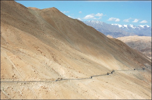 히말라야 산맥의 허리 자락을 감아도는 도로를 따라 라다크로 간다.