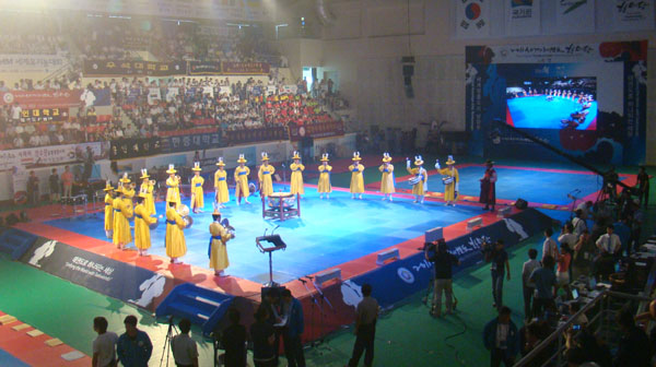남양주시체뮹문화센터에서 오는 13일까지 국 내.외 선수와 임원 등이 참가한 가운데 '2011 세계태권도한마당'이 열린다.
