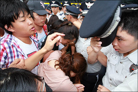 반값등록금 실현을 요구해 온 한국대학생연합(한대련) 소속 대학생들이 12일 오후 국회 본청 진입을 시도하다 이를 막는 경찰과 몸싸움을 벌이고 있다.