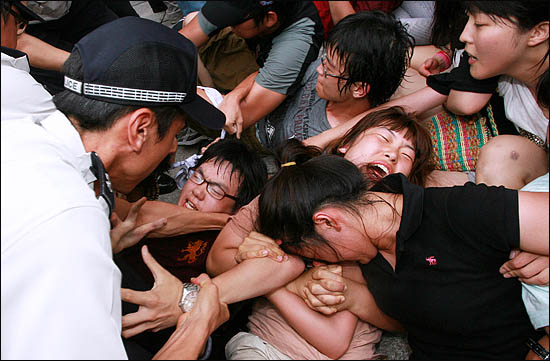 반값등록금 실현을 요구하며 12일 오후 국회 본청 앞에서 기습시위를 벌인 한국대학생연합(한대련) 소속 대학생들이 경찰에 강제연행되고 있다. 