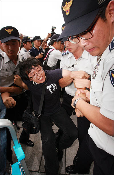 반값등록금 실현을 요구하며 12일 오후 국회 본청 앞에서 기습시위를 벌인 한대련(한국대학생연합) 소속 대학생들이 경찰에 강제연행되고 있다.