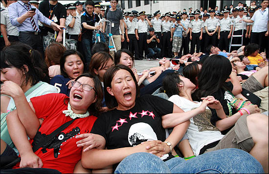 12일 오후 국회 본청 앞에서 기습시위를 벌인 한대련(한국대학생연합) 소속 대학생들이 경찰의 강제연행에 맞서 스크럼을 짜고 있다.