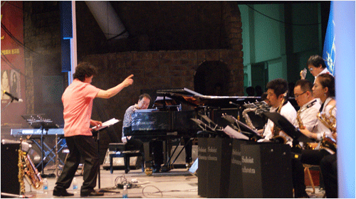 일본 재즈연주자인 다이스케 이아사키(피아노)씨가 초대되어 서울솔리스트와 함께 연주를 하고 있는 모습.