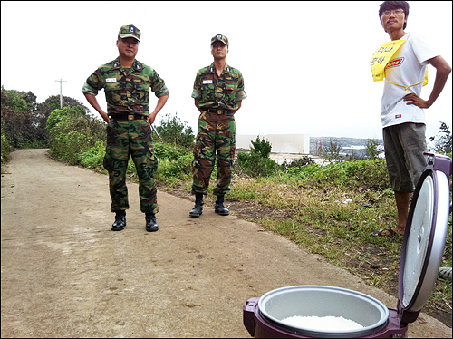  공무수행 중인 해군장교에게 사사로운 감정은 절대 없습니다. 이런 황당한 상황을 만든  현실이 개탄스러울 뿐입니다. 