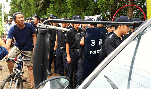  밥통을 막아서는 경찰들을 보면서 대체 여기는 어디고, 나는 누구인가? 헷갈립니다. 