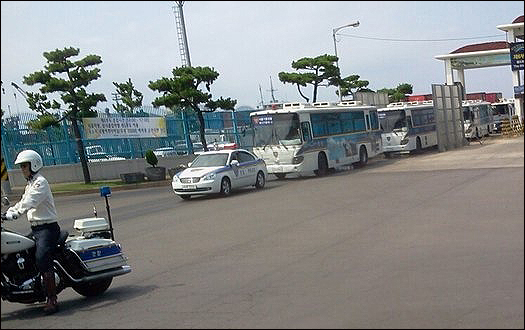 14일 육지에서 약 600여 명의 경찰병력과 물대포 3대, 시위진압차량 10대, 경찰버스 16대가 제주항을 통해 제주도에 들어오고 있다.