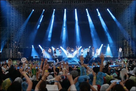 14일 열린 '유나이티드 큐브 콘서트'에서 포미닛과 비스트, 지나가 패밀리 송 '플라이 소 하이'를 열창하고 있다. 