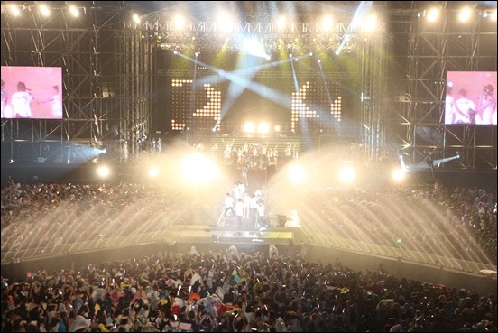  14일 '유나이티드 큐브 콘서트'는 야외 공연장에서 개최됐다. 8천 여 명의 관객들은 사방에서 쏟아지는 물줄기와 비스트, 포미닛, 지나의 퍼포먼스에 환호했다.  