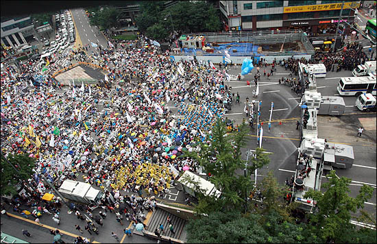  광복 66주년을 맞은 15일 '한반도 자주-평화-통일을 위한 8.15 범국민대회' 참가자들이 서울 일대에서 거리행진을 벌이다 시청 앞 대한문 앞에서 막혀 살수차 등을 동원한 경찰과 대치하고 있다. 
