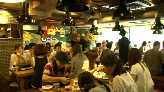  좌석을 가득 메운 신오쿠보의 한 삼겹살 전문 식당
