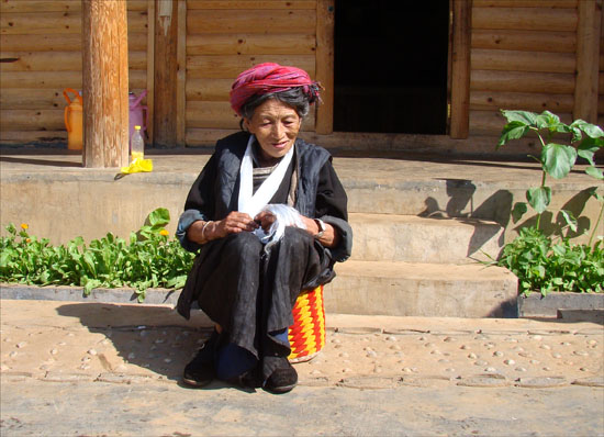 모계씨족사회에서 한 집안을 이끄는 할머니를 다부라 부른다. 헤어질 때 우리의 안전한 여정을 기도하겠다던 루구후 모서인 객잔의 다부.