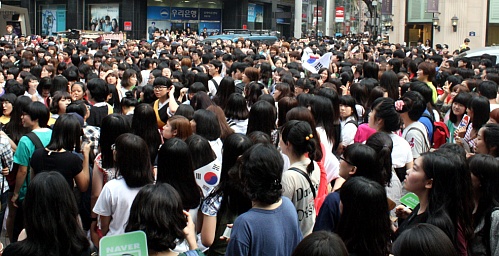 시위가 아니었다. 15일 오후 5시 서울 명동예술극장에는 광복절 기념 플래시몹 퍼포먼스를 보려는 사람들로 가득찼다
