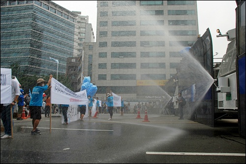 시위대를 향해 물대포를 발사하는 경찰