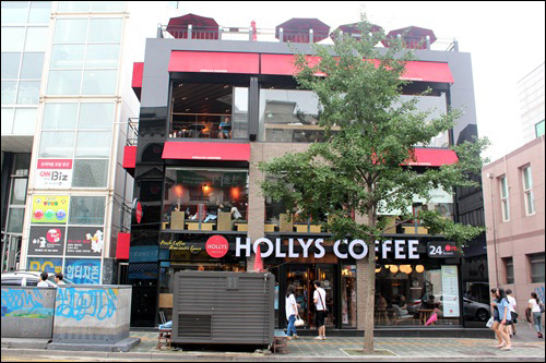 신촌역에서 연대가는 길에 위치한 커피전문점. 한 건물 전체를 매장으로 쓰고 있다.