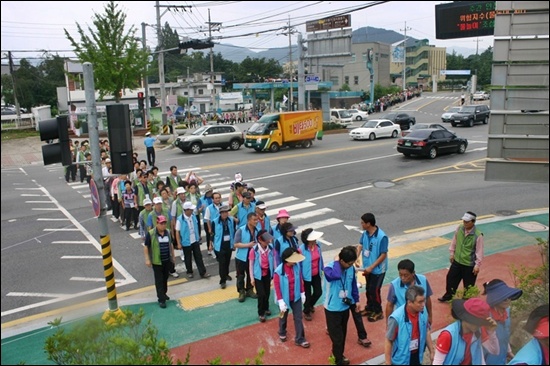 대구와 김천에서 추모식에 참석하기위한 추모식장을 찾는 '친박'가족들의 행렬이 끝이 없다