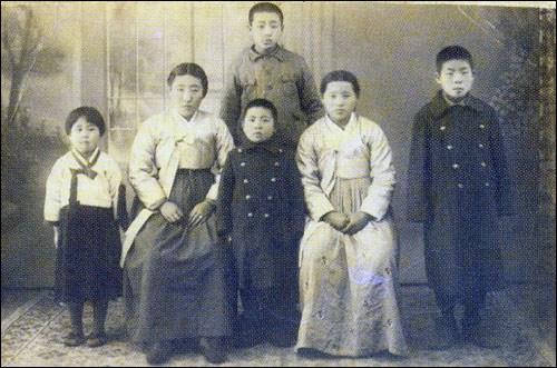 만주에서 찍은 권기일의 가족사진. 앞줄 오른쪽 두번 째가 권기일과 김성의 며느리 이종숙이다.