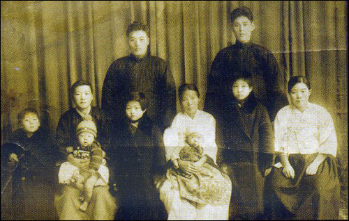 서대문형무소에 복역 중인 김동삼에게 보내기 위해 찍은 가족사진. 앞줄 왼쪽 두 번째가 이해동, 네 번째가 박순부 여사다.