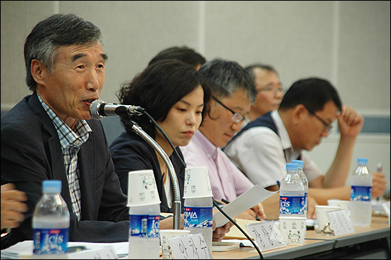  ‘경남진보의합창‘과 ’진보정치발전을위한경남교수모임‘은 17일 오후 창원노동회관 대강당에서 “새로운 진보정당 건설, 진보정치의 미래를 묻다”는 제목으로 토론회를 열었다. 사진은 장상환 경상대 교수가 발제하는 모습.
