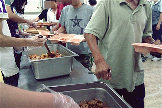 "맛있게 드시고 자활하세요!" 그들에게 진정 필요한 것은 일할 수 있는 기회의 제공이다.