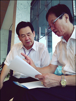 비영리민간단체 등록을 준비 중인 최성원(왼쪽) 목사
