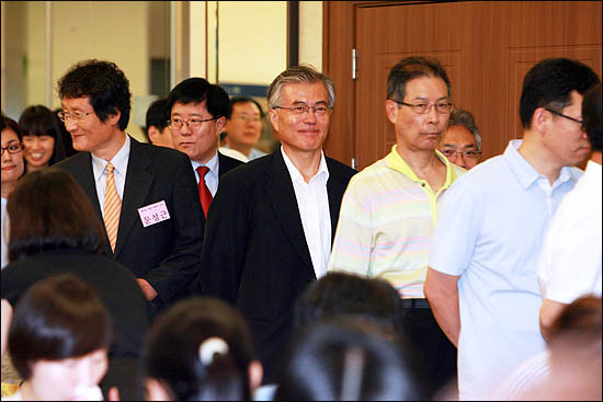  민주진보통합추진기구 제안자 모임에 참여하기 위해 17일 국회를 방문한 문재인 노무현재단 이사장이 국회도서관 구내식당에서 점심식사를 하기 위해 줄지어 서 차례를 기다리고 있다.