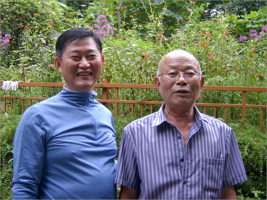 무수동 이중계의 이현수 회장(오른쪽)과 박원기 총무. 이 회장은 옛마을을 지키며 살고 있고, 박 총무는 가까운 아랫마을 도봉동에 살면서 모교인 도봉초교 총동문회장을 맡아 활동하기도 한다. 

