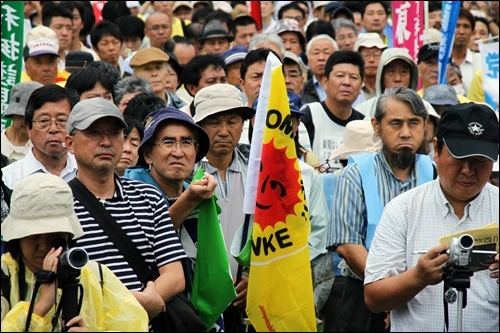 이날 비가 내리는 날씨 속에서 집회가 열린 후쿠시마시 마치나카광장에는 주민들뿐 아니라 일본 국내외로부터 온 1700여 명의 참가자들이 모였다.