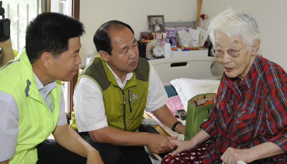 서울메트로 노사 대표들이  몸이 불편해 움직이지 못한  한 독거 노인 집을 찾아 삼계탕을 주면서 대화를 나누고 있다.