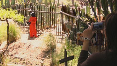 뱅크시가 9.11 추모를 맞아 관타나모의 폭력을 상징하는 테러 용의자 인형을 디즈니랜드 놀이기구에 세워두고 티에리는 이 장면을 기록한다. 