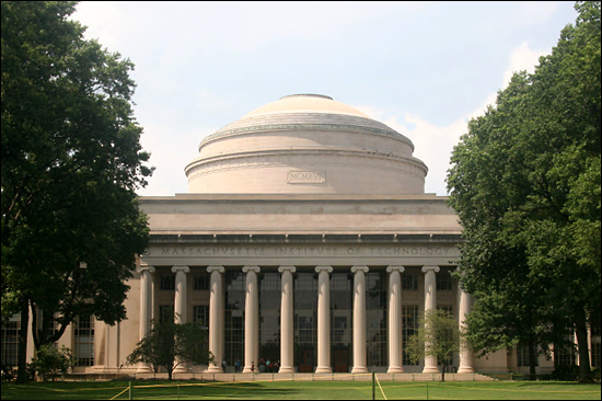 세계 최고의 이공계 명문대학 가운데 하나로 알려진 매사추세츠 공과대학(MIT) 본관. MIT와 하버드는 후문을 통하면 걸어서 갈 정도로 서로 가깝다. '아들 셋'은 한국의 세칭 명문대에는 기죽을 일이 없지만 하버드와 MIT의 대학생들에게는 좀 밀리는 느낌이 있다고 털어놨다.  