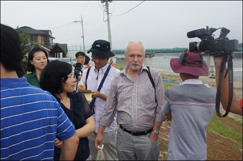  남한강 강천보를 찾은 베른하르트 교수 일행