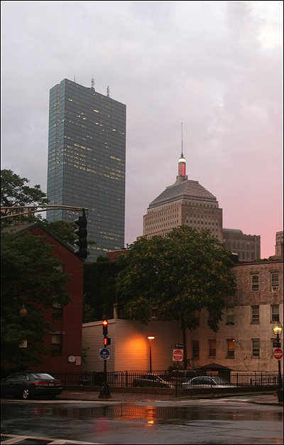 갑자기 낮에 폭우가 쏟아지면서 보스턴 시내가 어두워졌다. 바로 이 시간 우리 텐트는 물에 잠기고 있었다. 왼쪽으로 보이는 높은 건물이 보스턴을 상징하는 고층빌딩 가운데 하나인 존 행콕 타워이다. 서울의 한강 격인 찰스 강 남쪽에 있다.  
