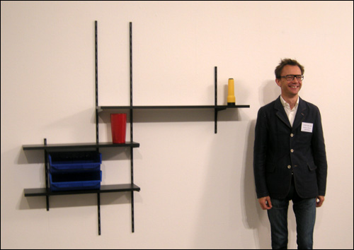  마티유 메르시에(Mathieu Mercier 1970-) I '드럼과 베이스(Drum and Bass-Eco Box)' Mixed media objects on laminated wooden shelving 2003  
